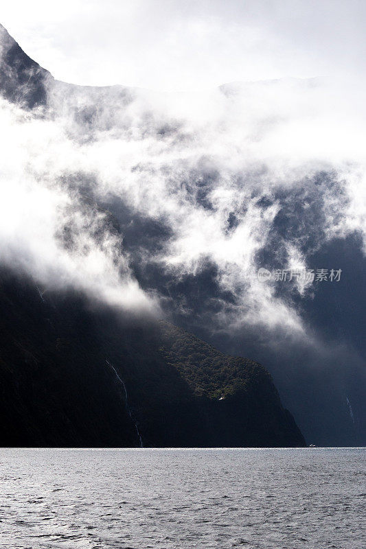 米尔福德海峡的斜坡与云层形成了鲜明的对比