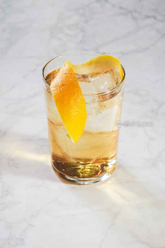 经典老式鸡尾酒与橙子皮和冰