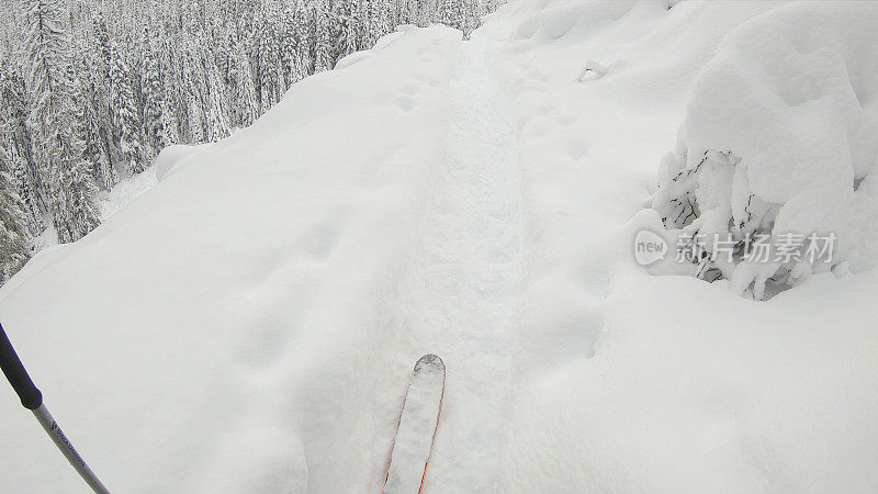 山地滑雪运动员攀登高山的第一人称视角(POV)