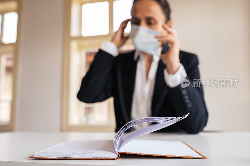 在新冠肺炎大流行期间经济不确定的情况下，年轻女企业家在家工作。自由职业者与管理服务建立新的业务战略。