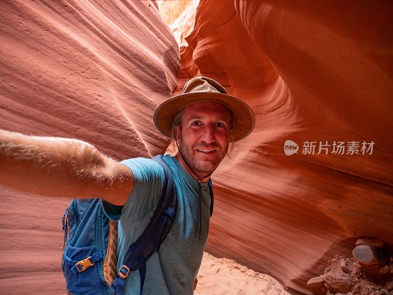 一名年轻人在美国羚羊峡谷自拍