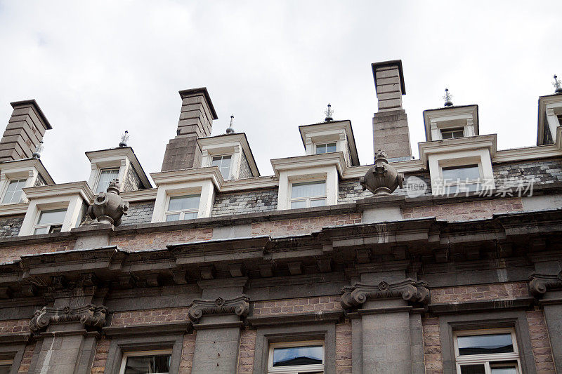 布鲁塞尔市中心的老建筑上有许多天窗