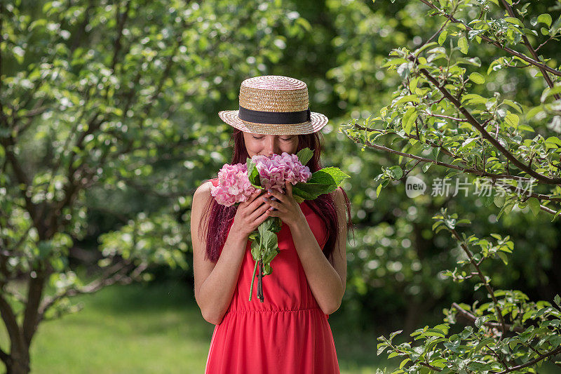 拿着绣球花的少女