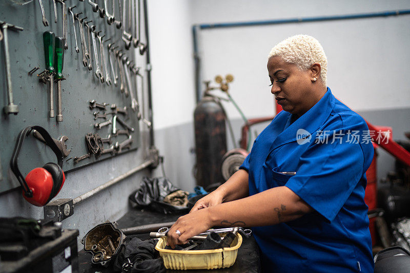 机械女工在汽车修理工作