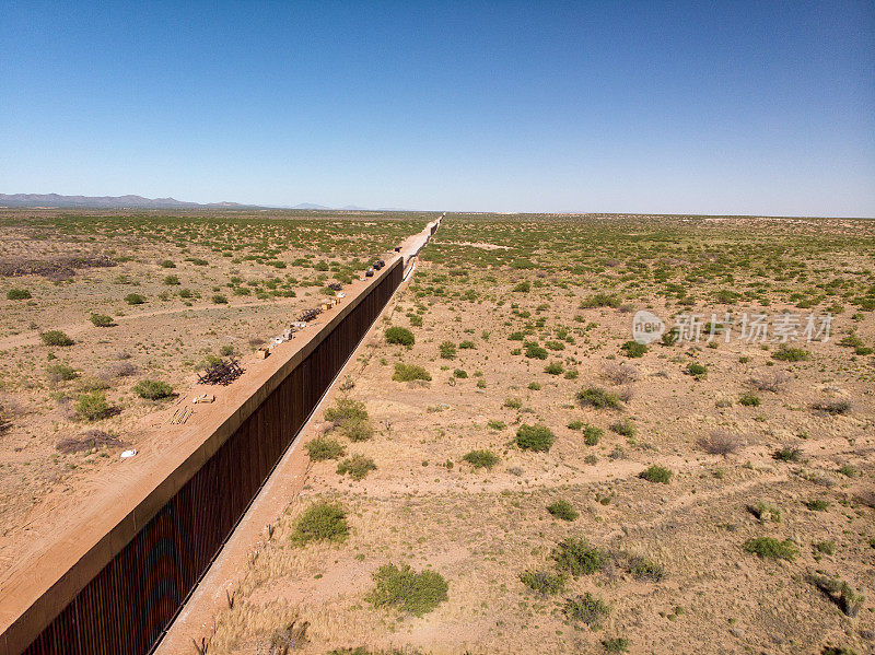 国际边境墙施工现场鸟瞰图