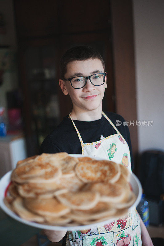 少年在封锁期间做美国煎饼