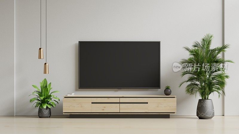 客厅白色墙壁上的智能电视，简约设计。