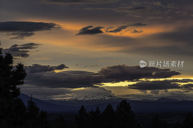 俄勒冈州喀斯喀特山脉杰斐逊山上空戏剧性的日落天空