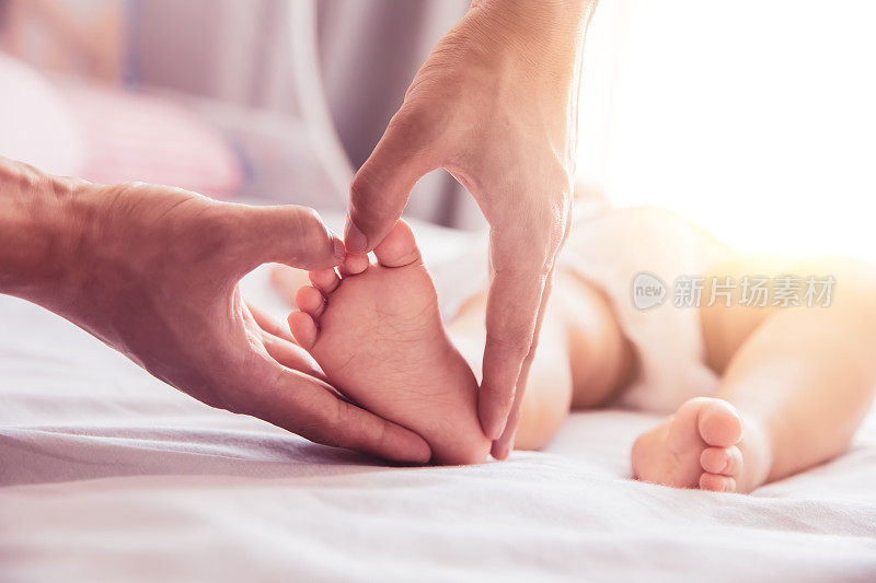 婴儿的脚在父亲的手中做成心形