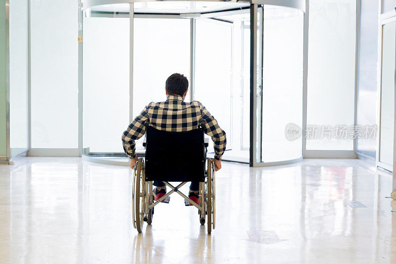 一位坐轮椅出院的康复病人
