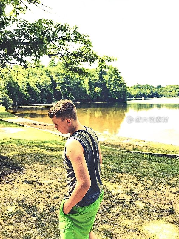 夏天湖的男孩。