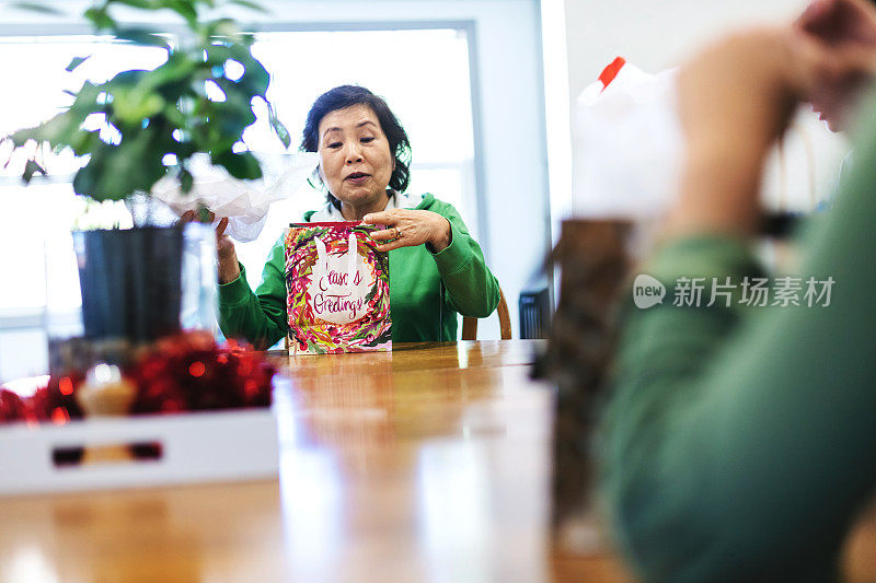 祖母和十几岁的孙女交换圣诞礼物照片系列与匹配的视频