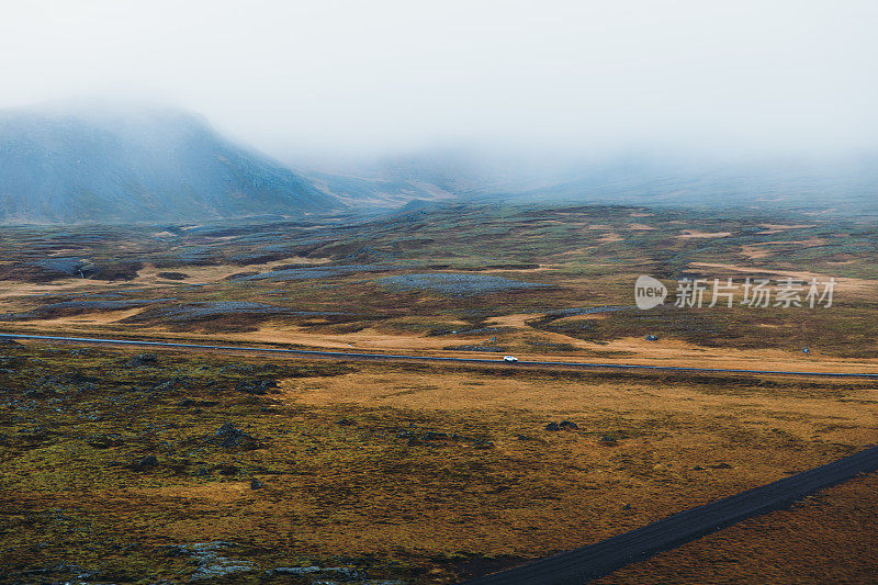 鸟瞰图的汽车驾驶的喜怒无常的火山景观冰岛