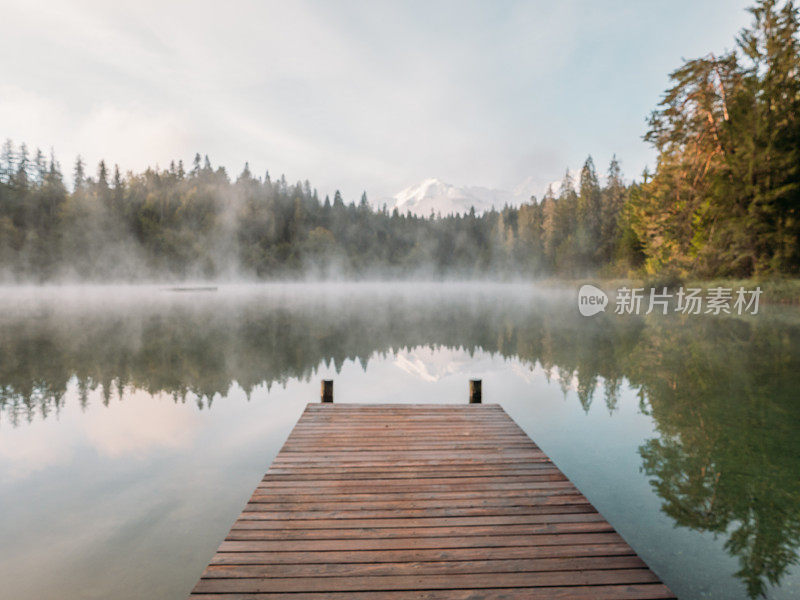 风景优美的阿尔卑斯湖和山脉在瑞士