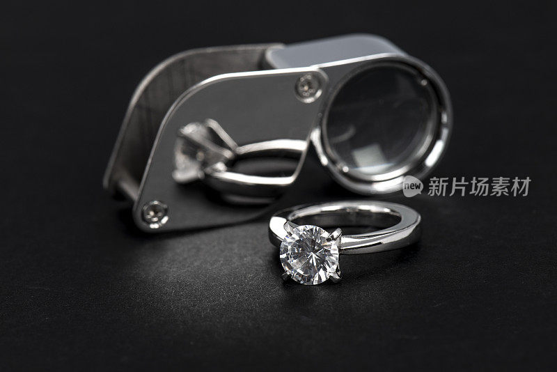 钻石戒指和放大镜