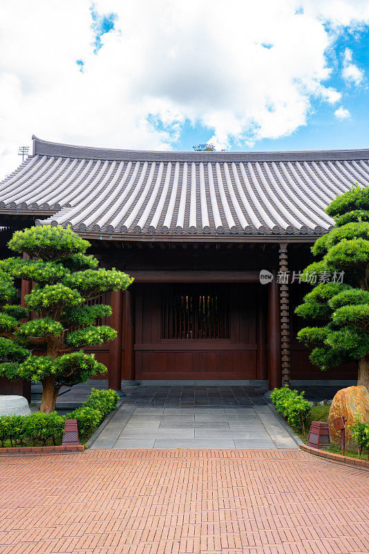 智莲庵是位于香港九龙钻石山的大型佛教寺院建筑群。