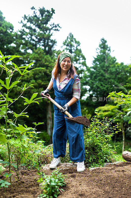 园艺在家妇女铲土