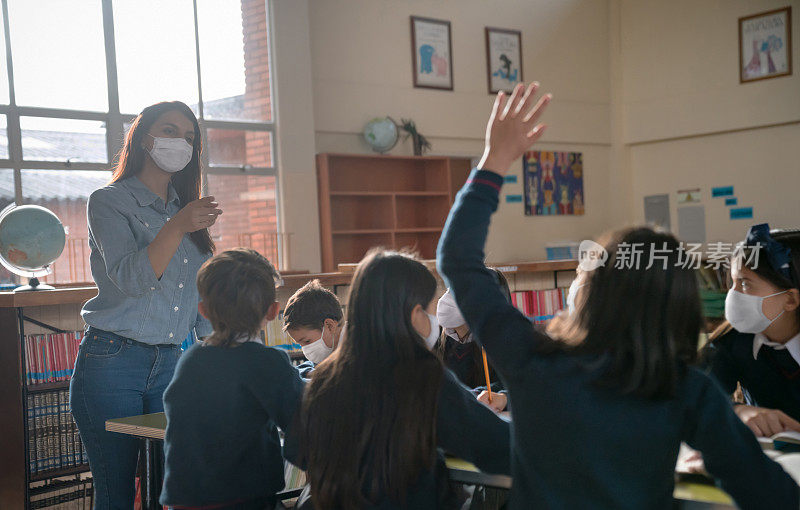 在学校上课时，老师和学生都戴着口罩