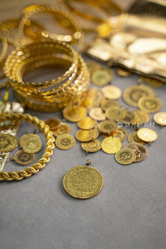 特写的黄金珠宝和金币在商店出售