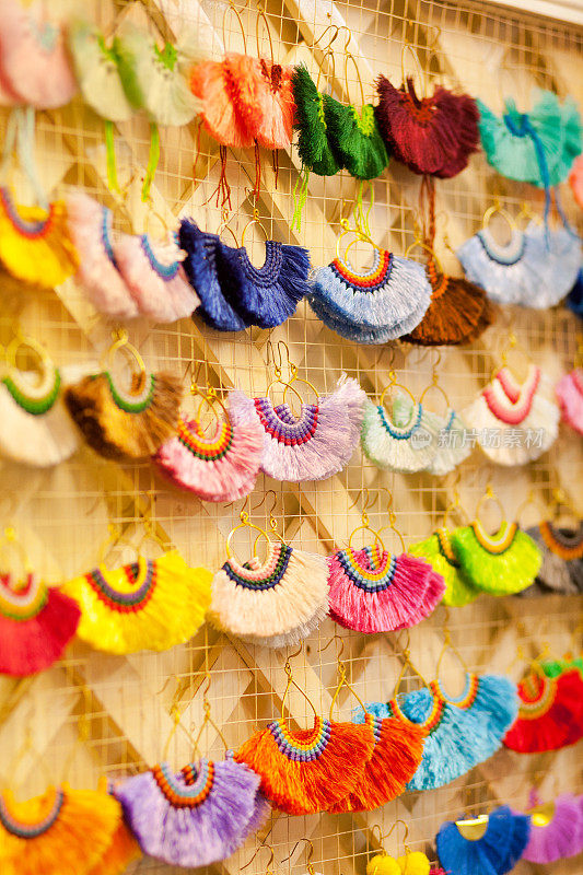 泰国市场上有许多五颜六色的耳环
