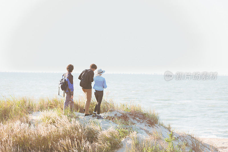 朋友们徒步旅行，探索和观赏海洋