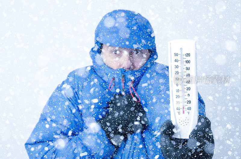 人在雪下冻住的肖像