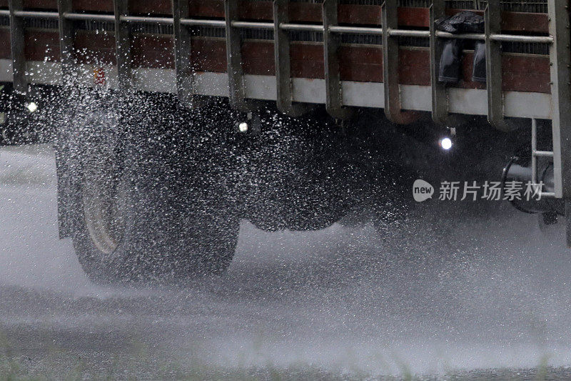 雨水溅