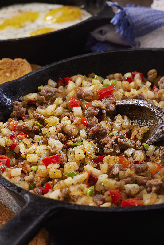 香肠煎锅配土豆饼和煎蛋