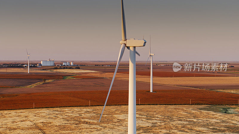 航空拍摄的风力涡轮机和堪萨斯小镇