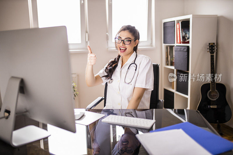 快乐的女医生在办公室工作的时候有视频通话