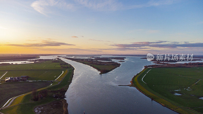 冬季日落时分，在Overijssel的IJssel河三角洲