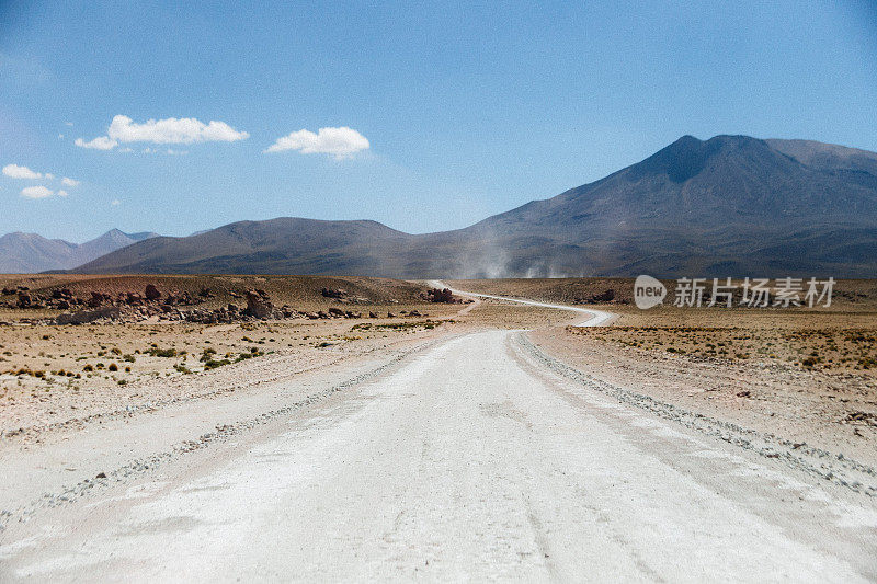 风景优美的道路通过沙漠在Altiplano，玻利维亚