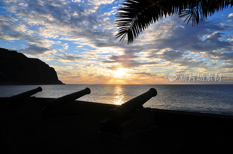 日落时巴拉乔斯海滨的大炮-萨达加里加广场，圣德尼，Réunion