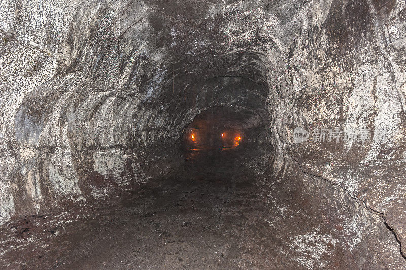 瑟斯顿熔岩管。熔岩管是火山爆发时喷出的熔岩流表面下的天然通道。一个很容易到达的熔岩管以瑟斯顿家族命名。夏威夷火山国家公园，