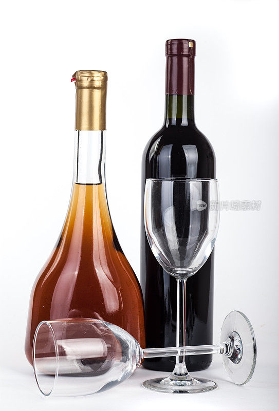 一瓶和一杯葡萄酒
