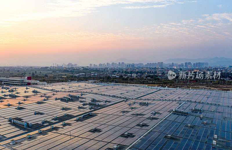 城镇周围工厂的屋顶上安装了太阳能电池板