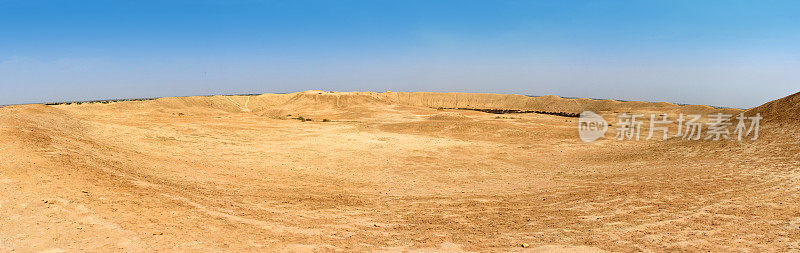 尔克卡拉要塞废墟-侵蚀墙，梅夫，土库曼斯坦
