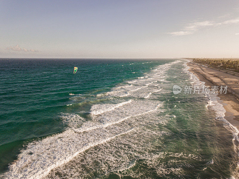 2021年，无人机在凫蓝色的海浪上滑翔，佛罗里达海岸的棕榈滩