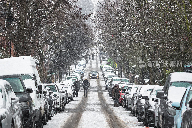 在暴风雪中，伦敦克劳奇尽头的一条梯田街道，恶劣的驾驶条件