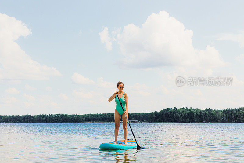 年轻女子在湖边享受夏日时光