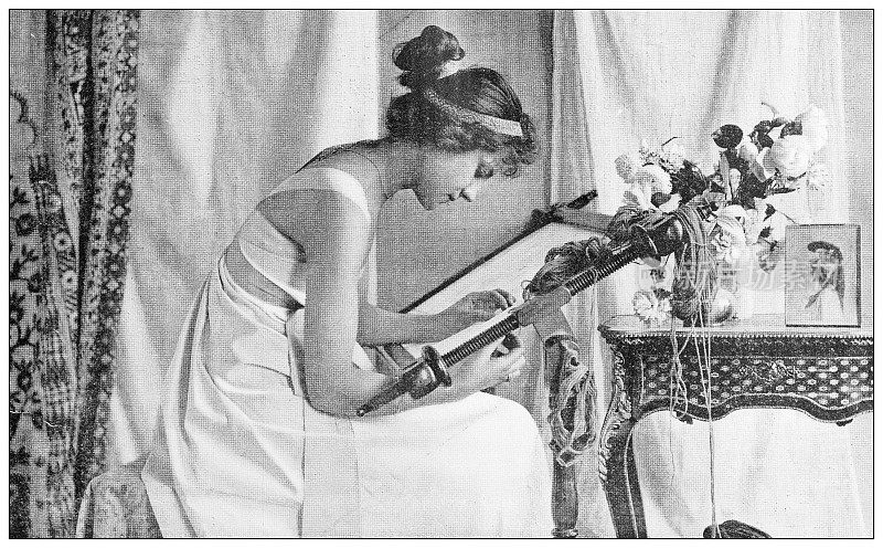 古董黑白照片:女人织布