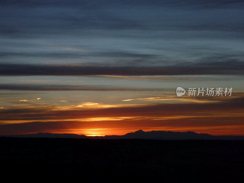 美丽的日落从雪松梅萨熊耳朵国家纪念碑丘犹他州纳瓦霍山