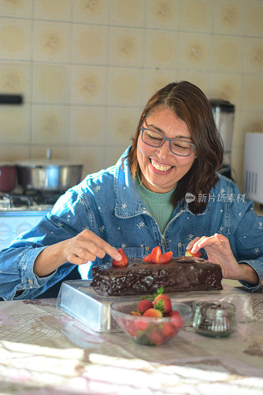 一个成熟的女人在家里准备巧克力蛋糕