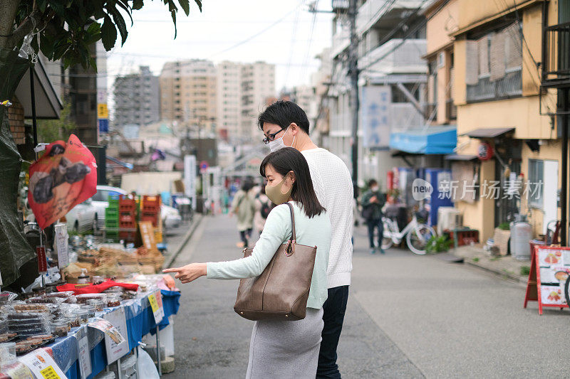 中年夫妇约会和购物