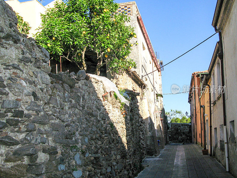 老城区的建筑和城市道路。意大利卡拉布里亚的皮佐市。白天。