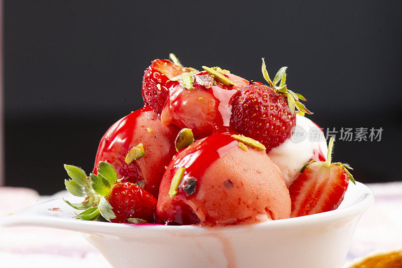草莓冰淇淋是放在桌上的白色瓷杯食物造型的社交媒体食物潮流照片