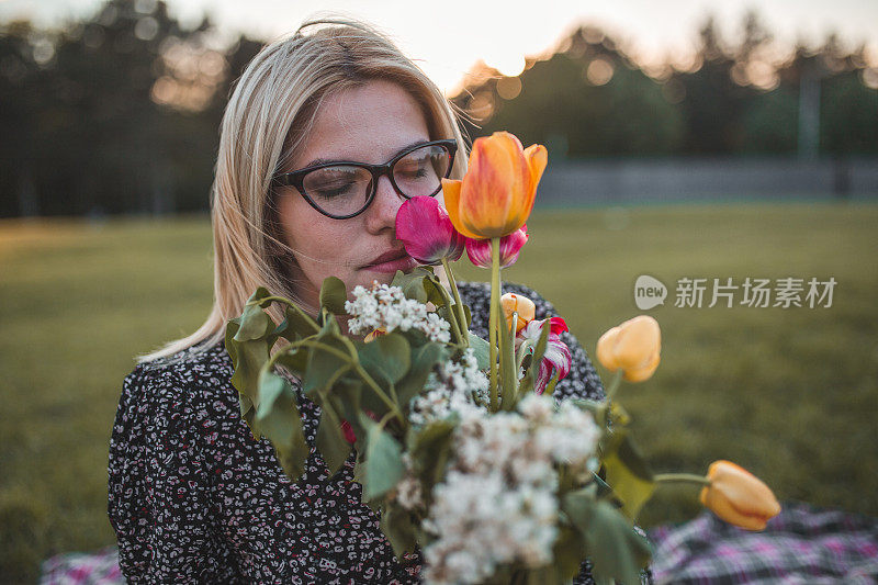 奇妙的女人闻着花香