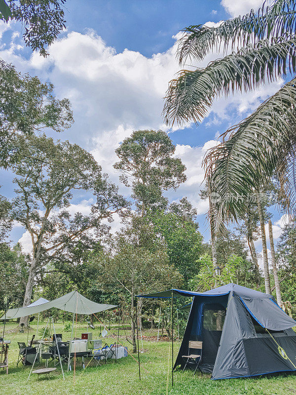 露营时备有帐篷、野炊桌、露营椅、炊具等