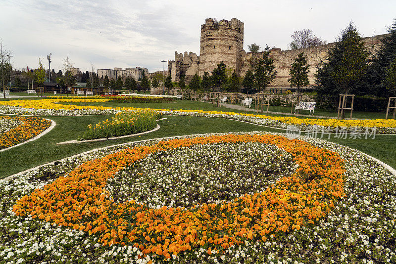 伊斯坦布尔的拜占庭墙，墙上有郁金香。