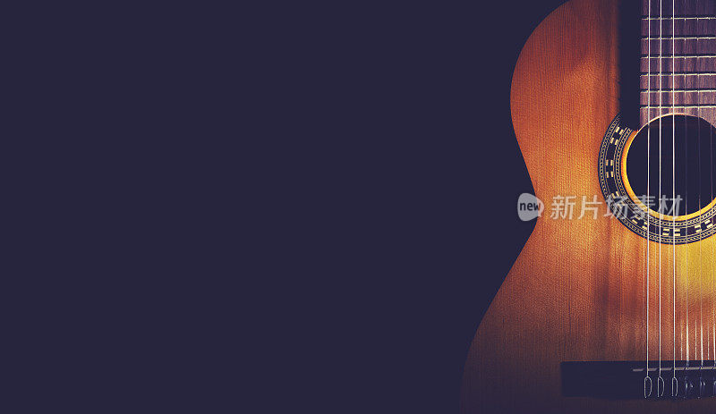 古典吉他上的深色木材背景。